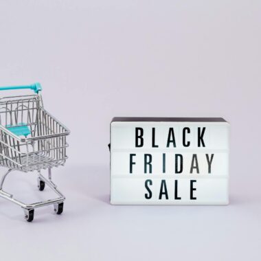 Minimalist image of shopping cart and Black Friday sale sign, perfect for retail promotions.